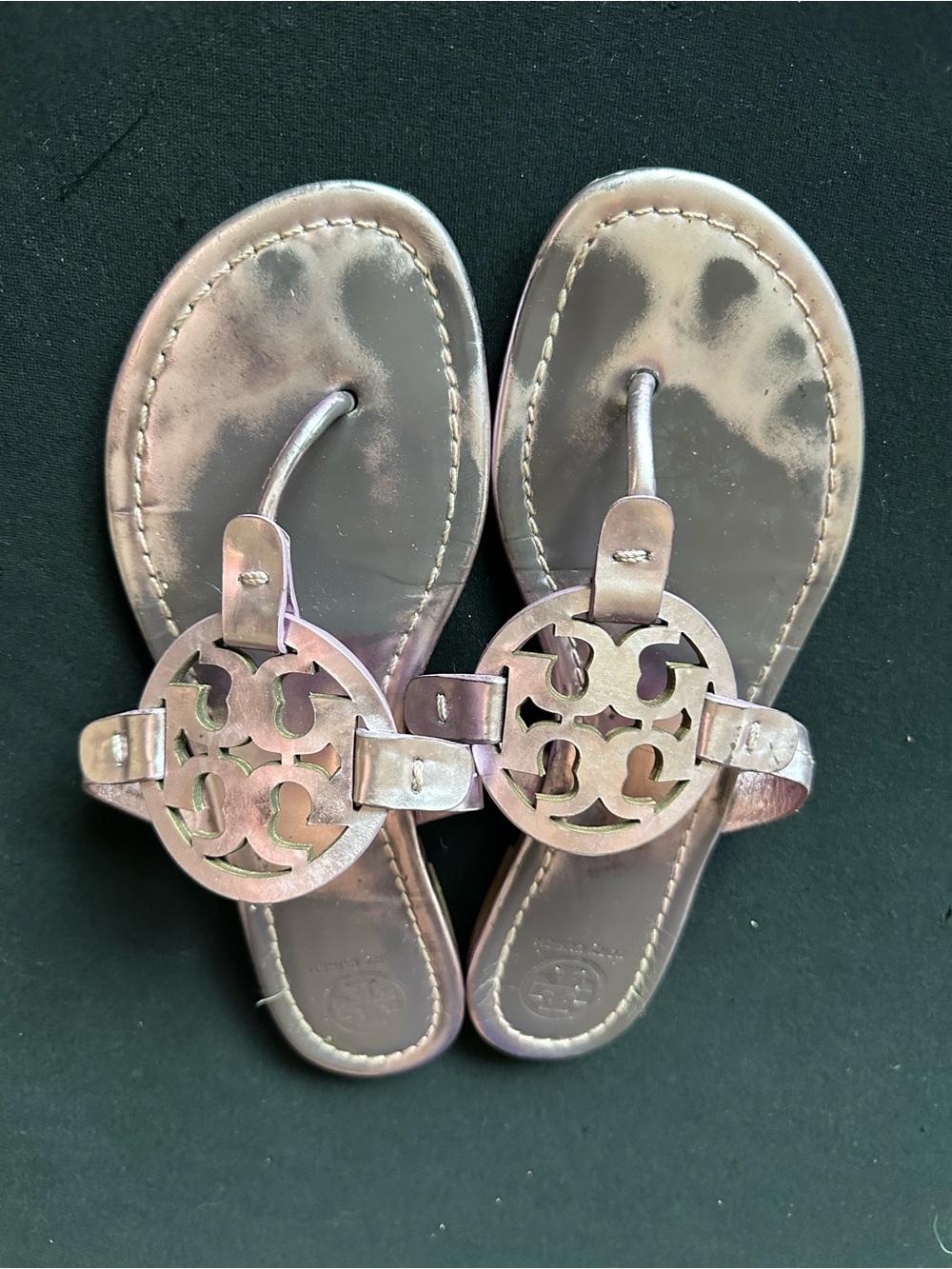 Tory Burch Iridescent Purple Miller Logo Thong Sandals eggplant patent leather - Picture 12 of 13